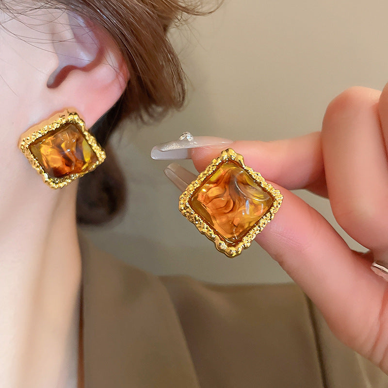 Vintage round stud earrings with brown resin and silver texture, retro geometric style