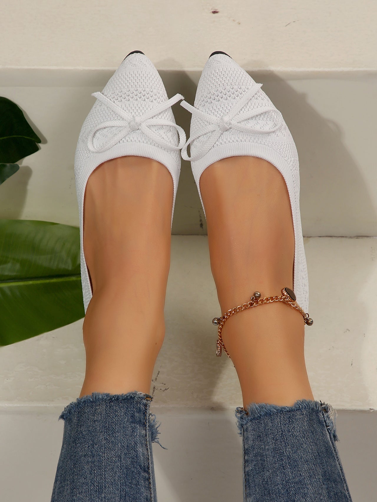 Women’s knitted bow loafers with pointed toe, trendy flat style.