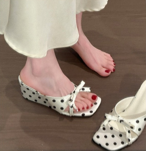 Vintage polka dot wedge slide sandals with satin bow (2026).