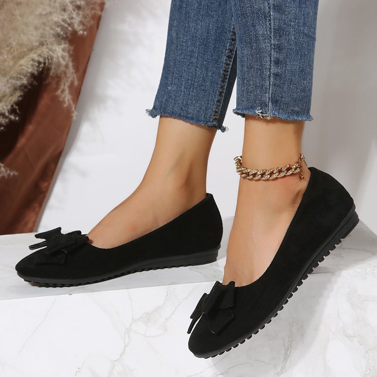 Women’s plus-size suede bow flats with round toe and rubber sole.