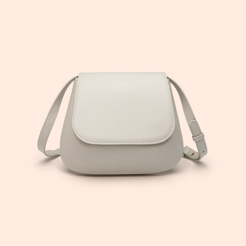 Women’s vegan leather retro saddle crossbody bag with adjustable strap.