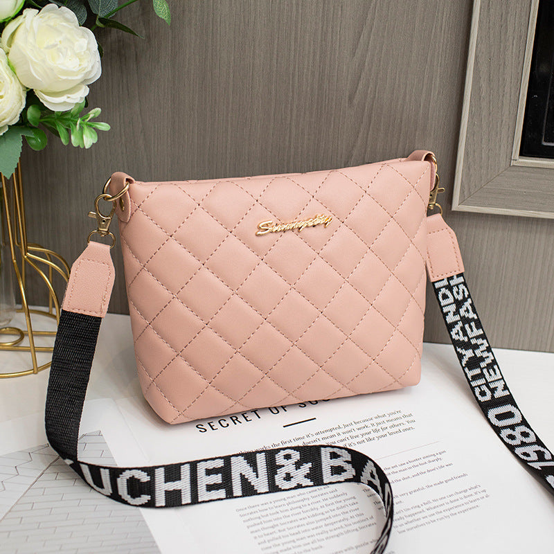 Women’s small quilted chain crossbody bag, trendy shoulder style.