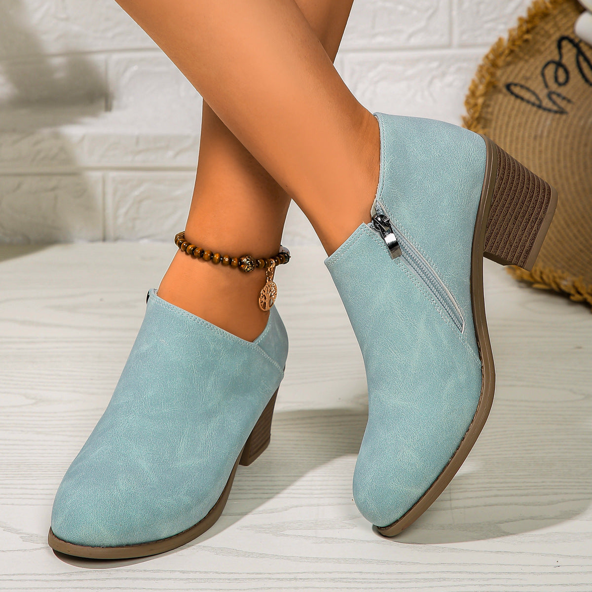 Women’s chunky-heel round-toe ankle boots with side zipper.