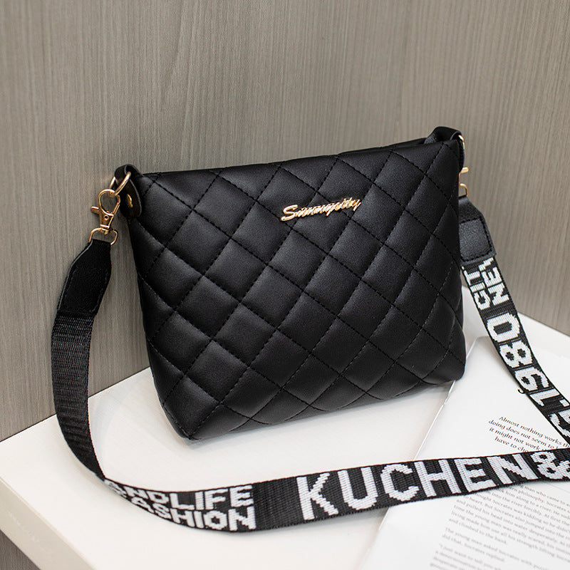 Women’s small quilted chain crossbody bag, trendy shoulder style.