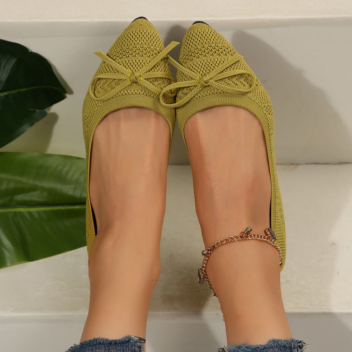 Women’s knitted bow loafers with pointed toe, trendy flat style.