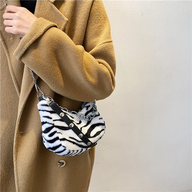 Women’s leopard print shoulder bag with chain strap.