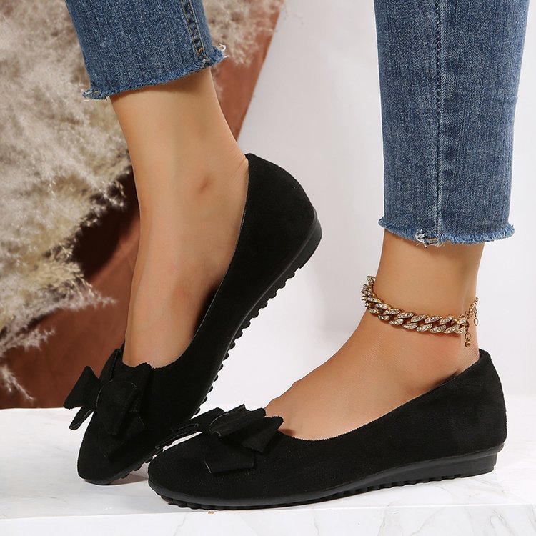 Women’s plus-size suede bow flats with round toe and rubber sole.