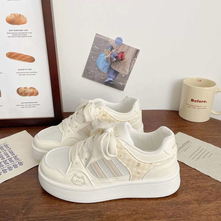 Women’s cute cat low-top white sneakers, soft sole, casual style (Spring 2026)