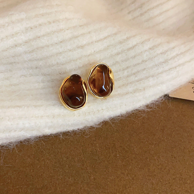 Vintage round stud earrings with brown resin and silver texture, retro geometric style