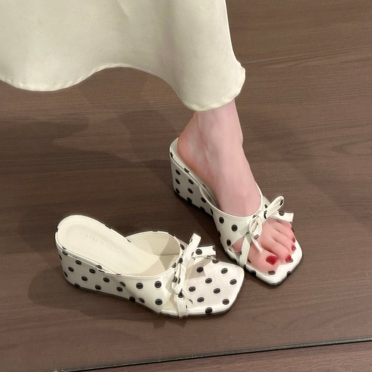 Vintage polka dot wedge slide sandals with satin bow (2026).