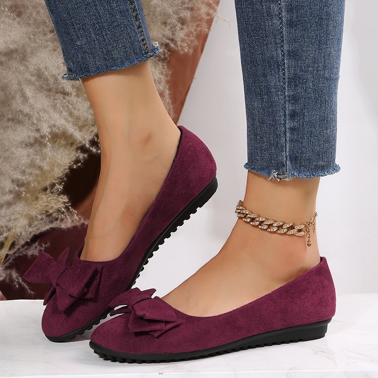 Women’s plus-size suede bow flats with round toe and rubber sole.