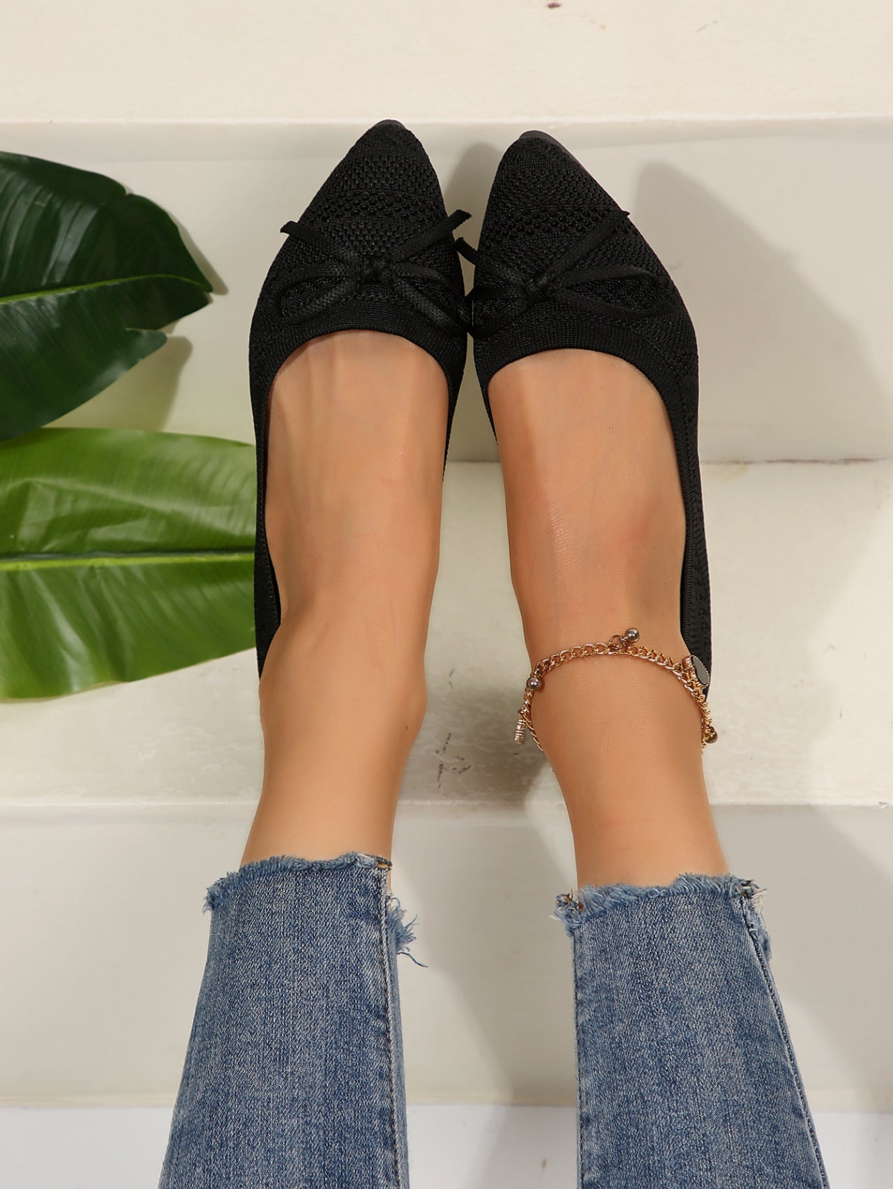 Women’s knitted bow loafers with pointed toe, trendy flat style.