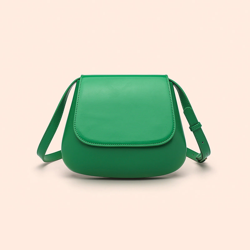 Women’s vegan leather retro saddle crossbody bag with adjustable strap.
