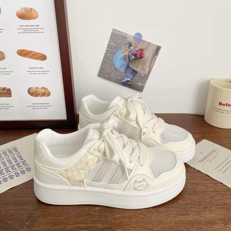 Women’s cute cat low-top white sneakers, soft sole, casual style (Spring 2026)
