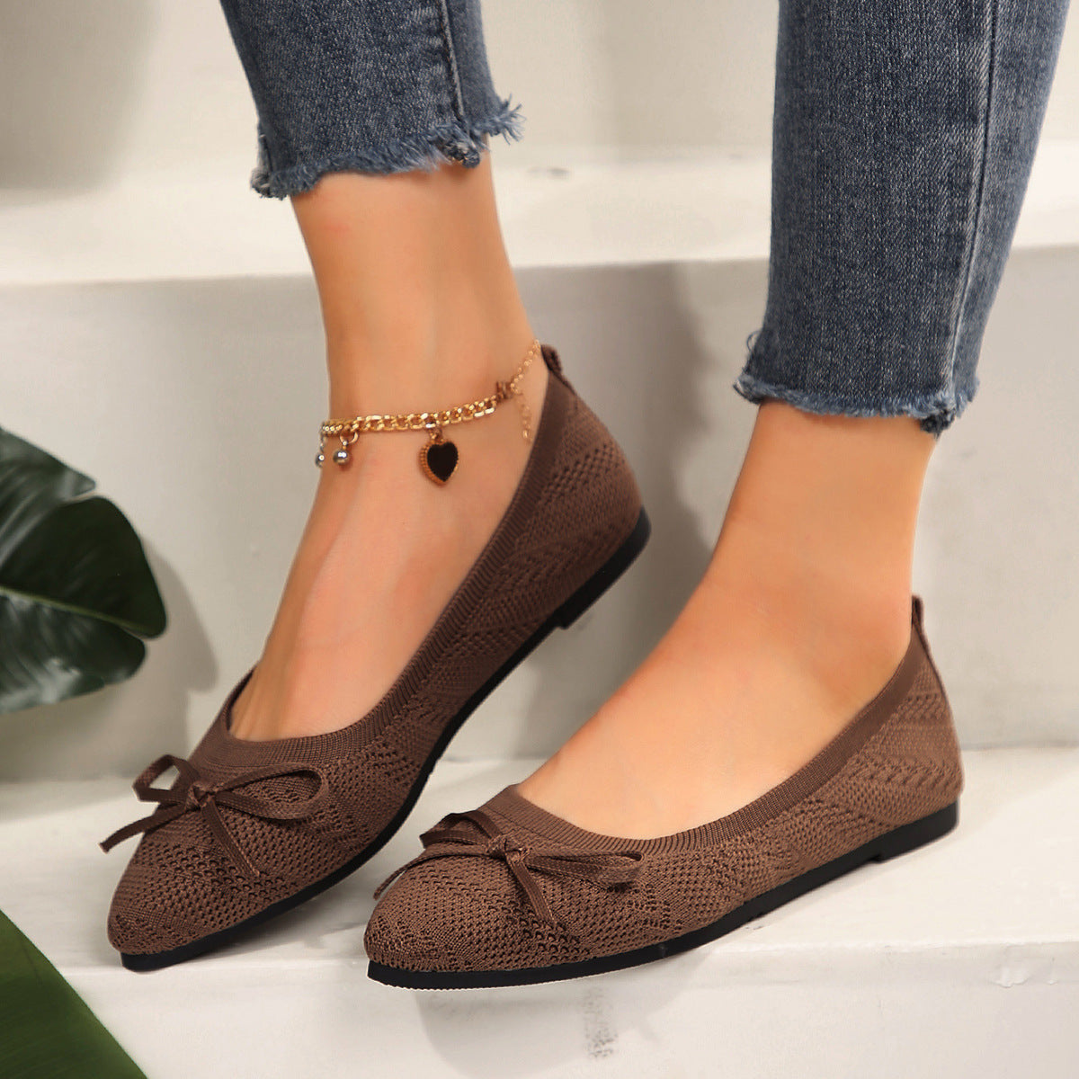 Women’s knitted bow loafers with pointed toe, trendy flat style.