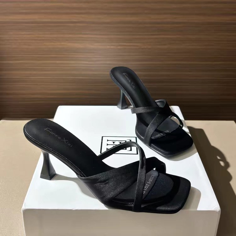 French-style women’s square-toe open flats for indoor & outdoor use.