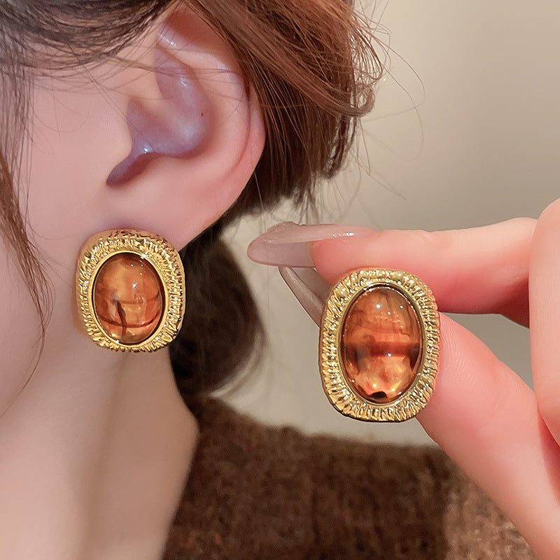 Vintage round stud earrings with brown resin and silver texture, retro geometric style