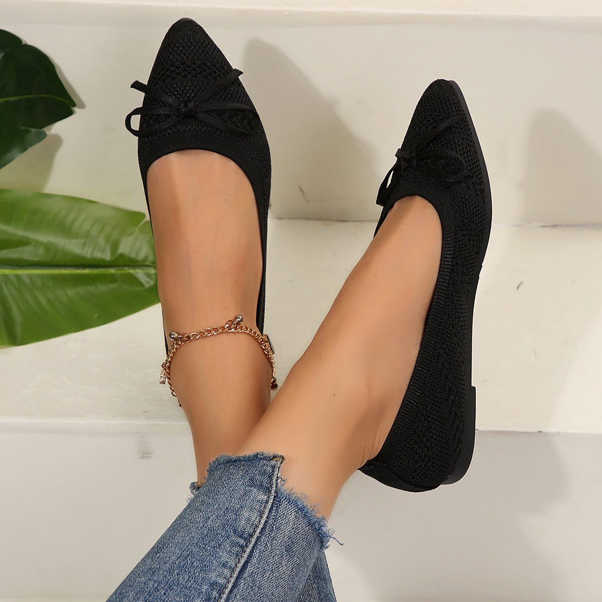 Women’s knitted bow loafers with pointed toe, trendy flat style.