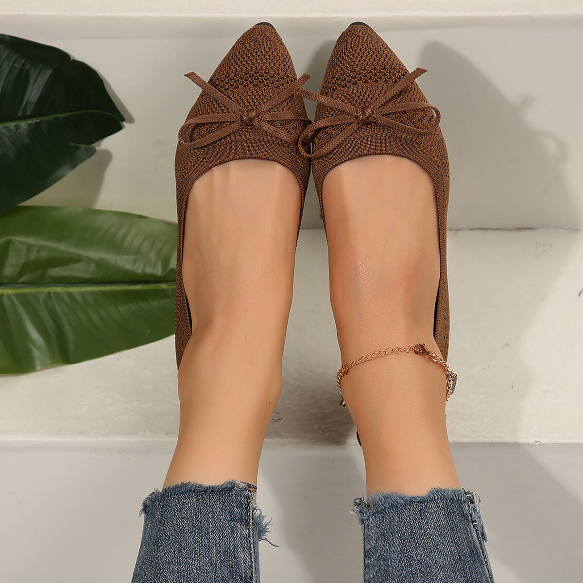 Women’s knitted bow loafers with pointed toe, trendy flat style.