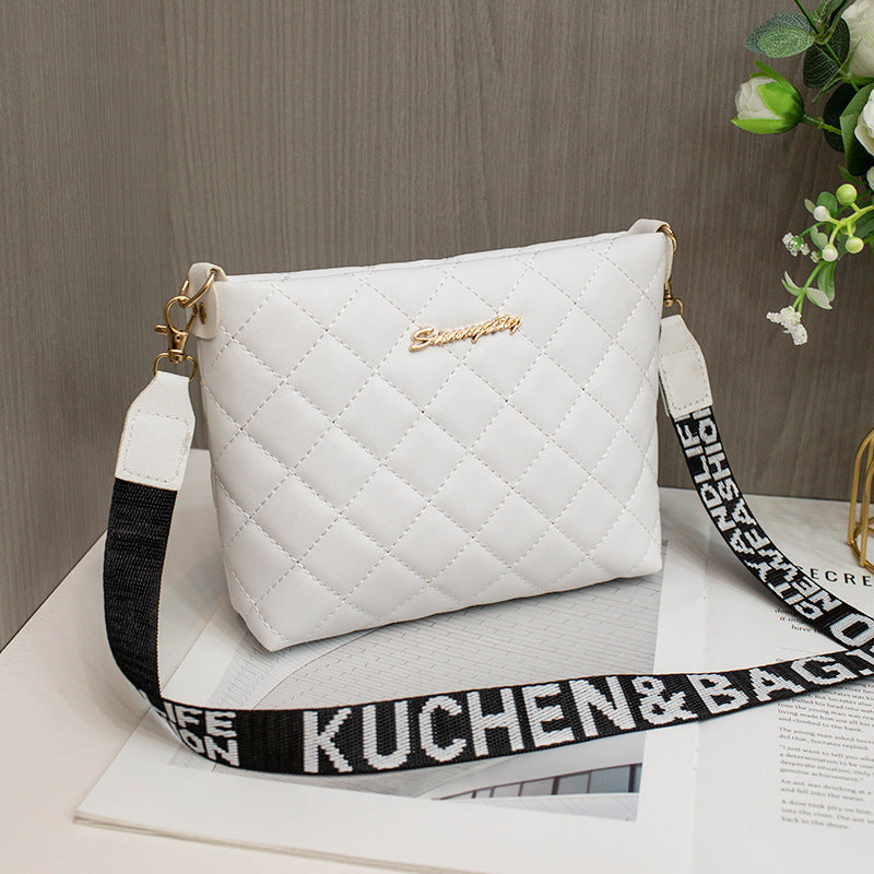 Women’s small quilted chain crossbody bag, trendy shoulder style.