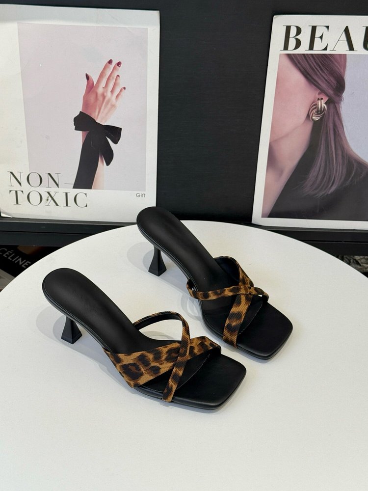 French-style women’s square-toe open flats for indoor & outdoor use.