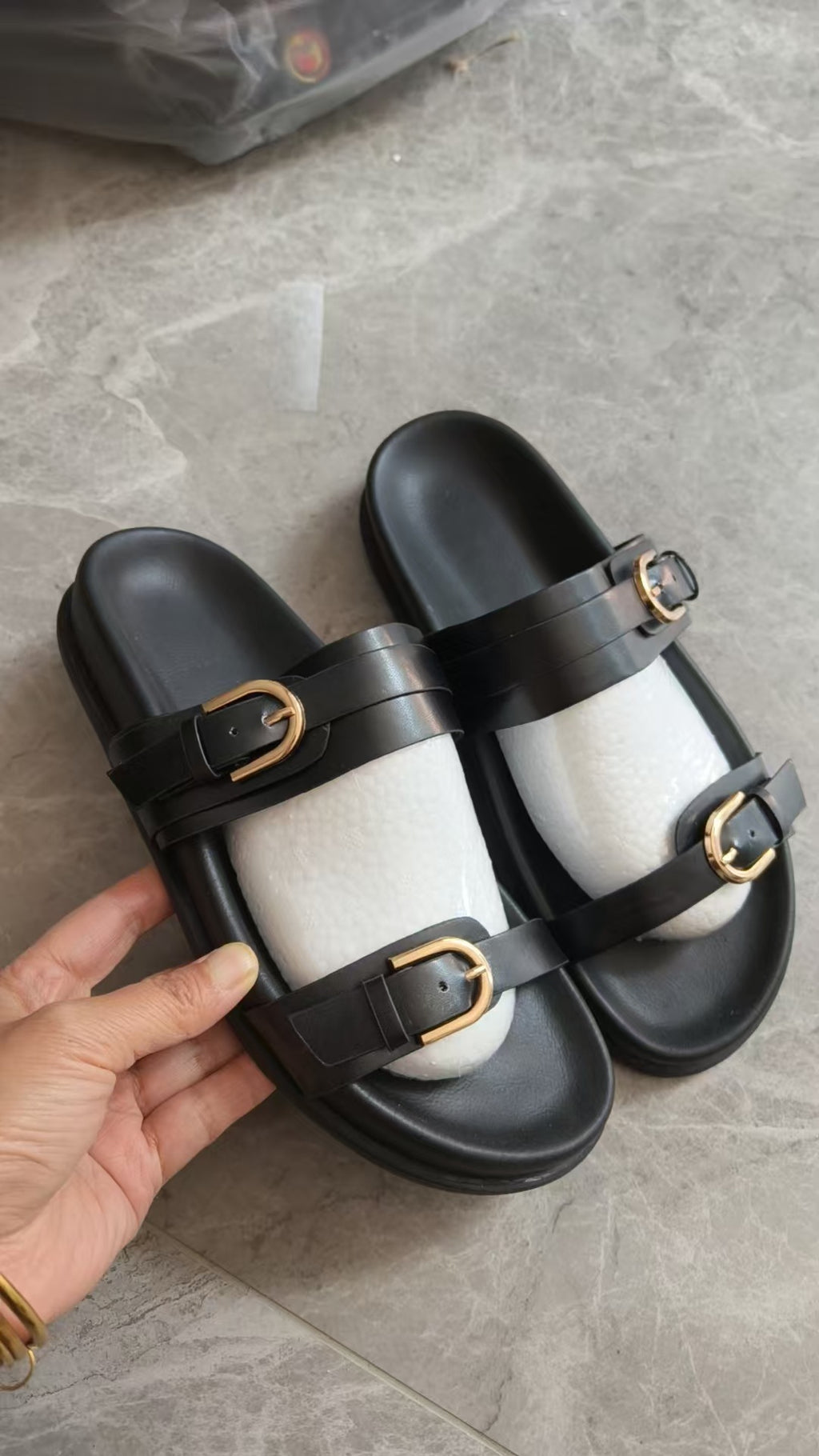 Fashionable non-slip, durable, and comfortable women’s shoes.