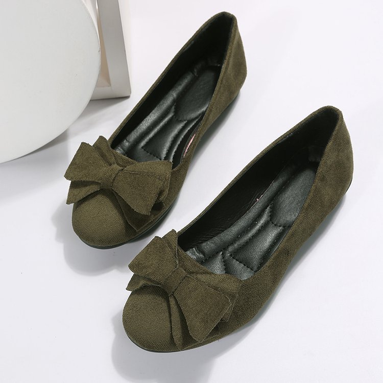 Women’s plus-size suede bow flats with round toe and rubber sole.