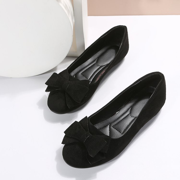 Women’s plus-size suede bow flats with round toe and rubber sole.