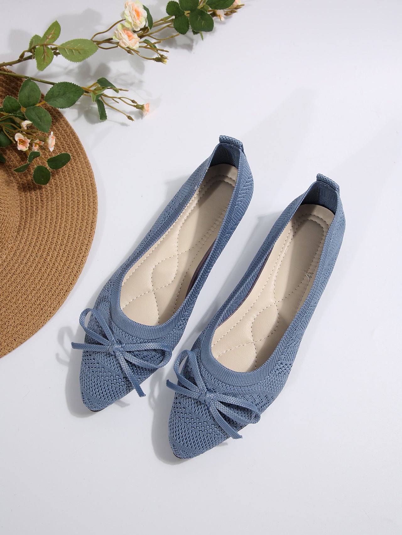 Women’s knitted bow loafers with pointed toe, trendy flat style.