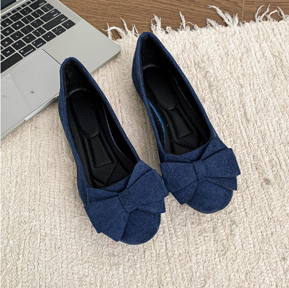 Women’s plus-size suede bow flats with round toe and rubber sole.