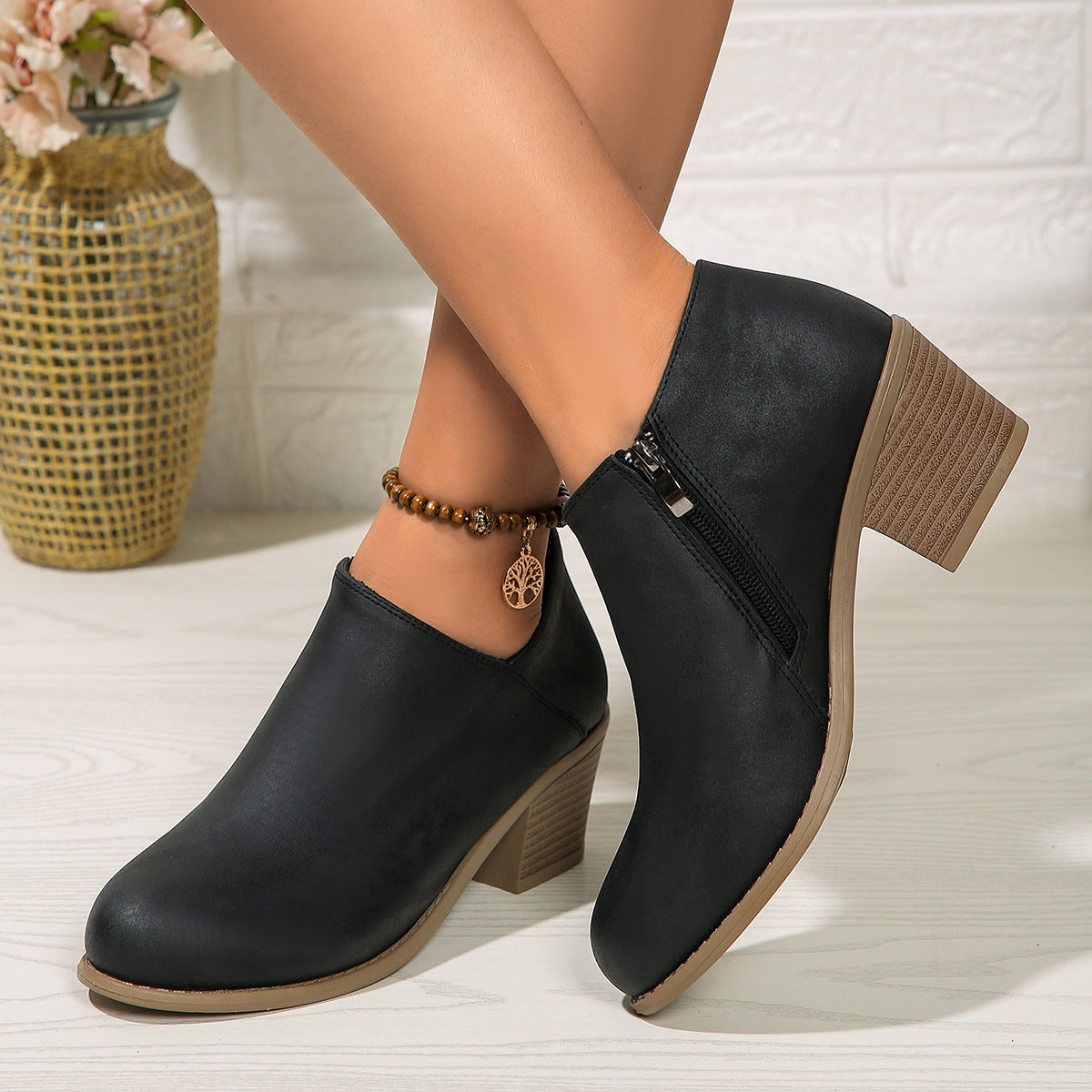 Women’s chunky-heel round-toe ankle boots with side zipper.
