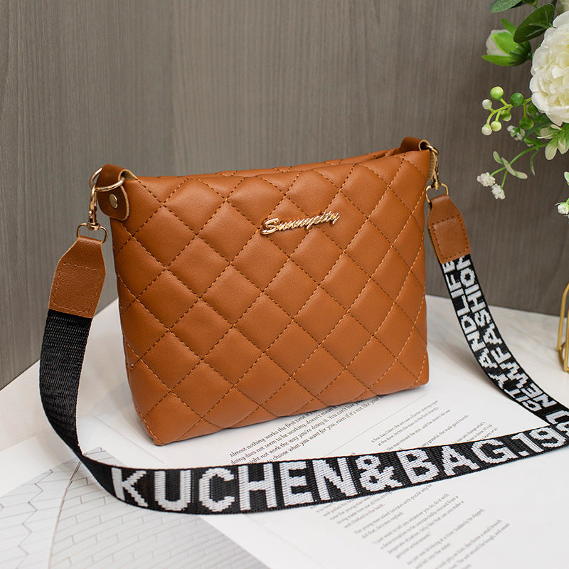 Women’s small quilted chain crossbody bag, trendy shoulder style.