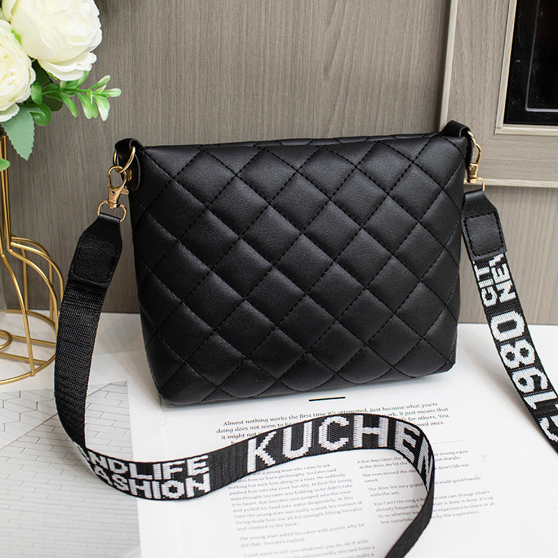 Women’s small quilted chain crossbody bag, trendy shoulder style.