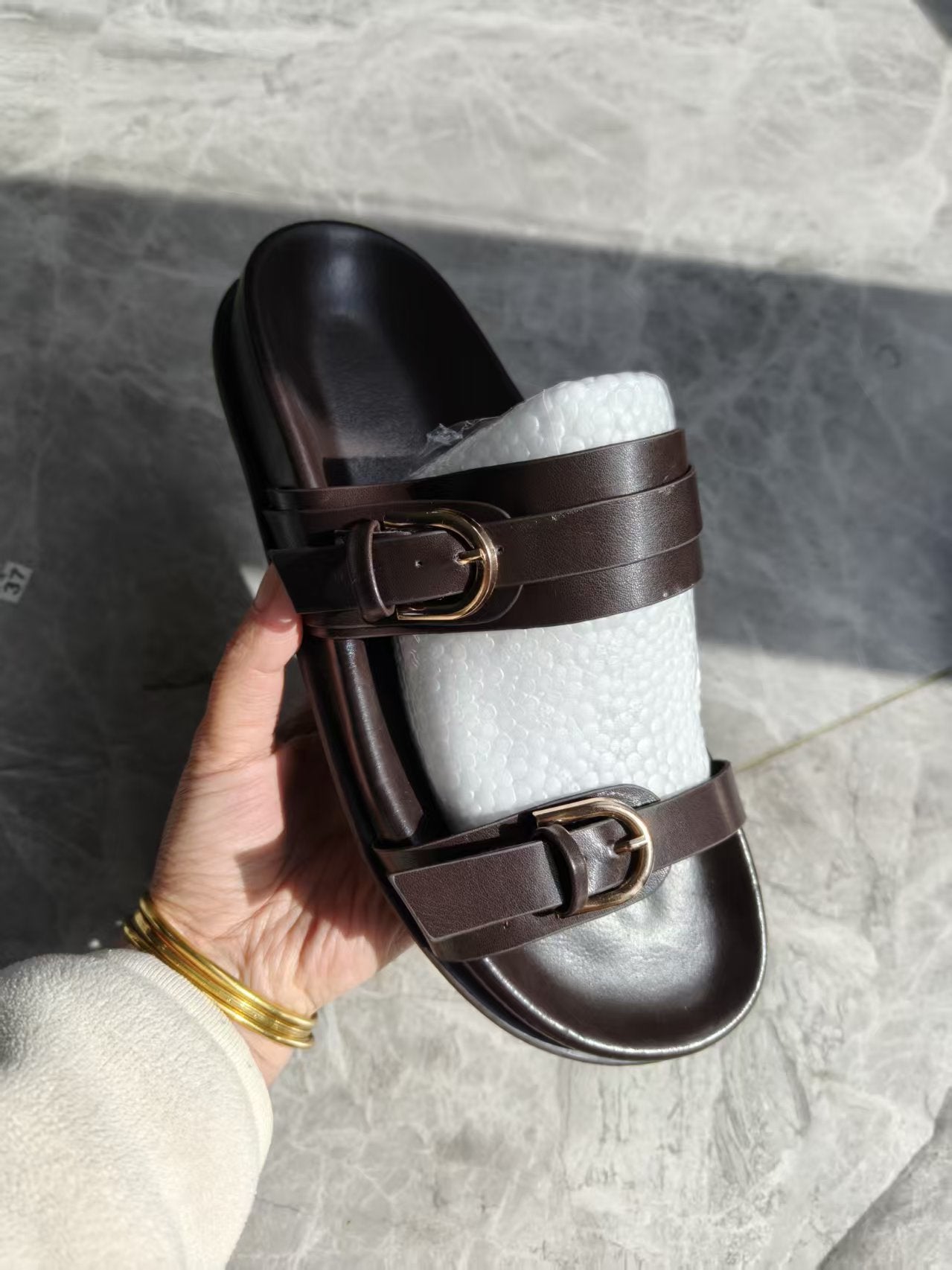 Fashionable non-slip, durable, and comfortable women’s shoes.