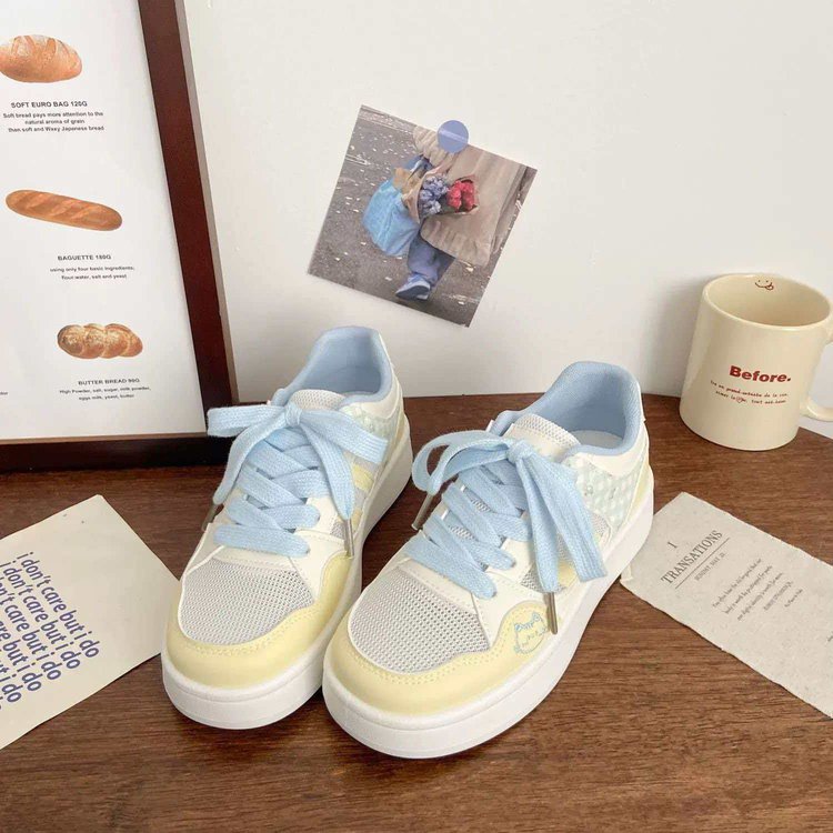 Women’s cute cat low-top white sneakers, soft sole, casual style (Spring 2026)