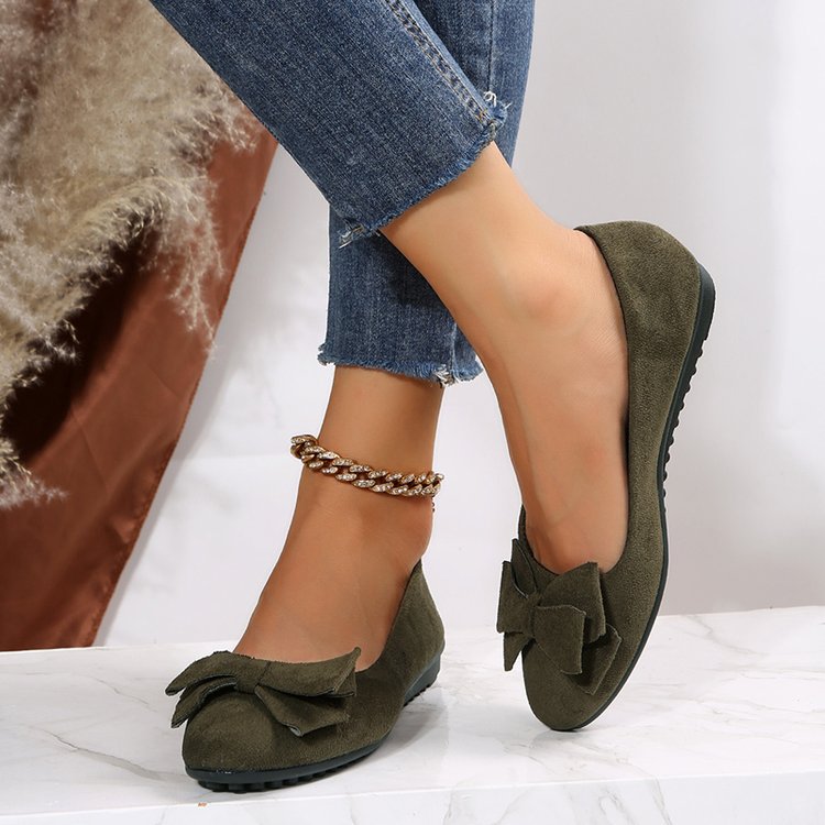 Women’s plus-size suede bow flats with round toe and rubber sole.