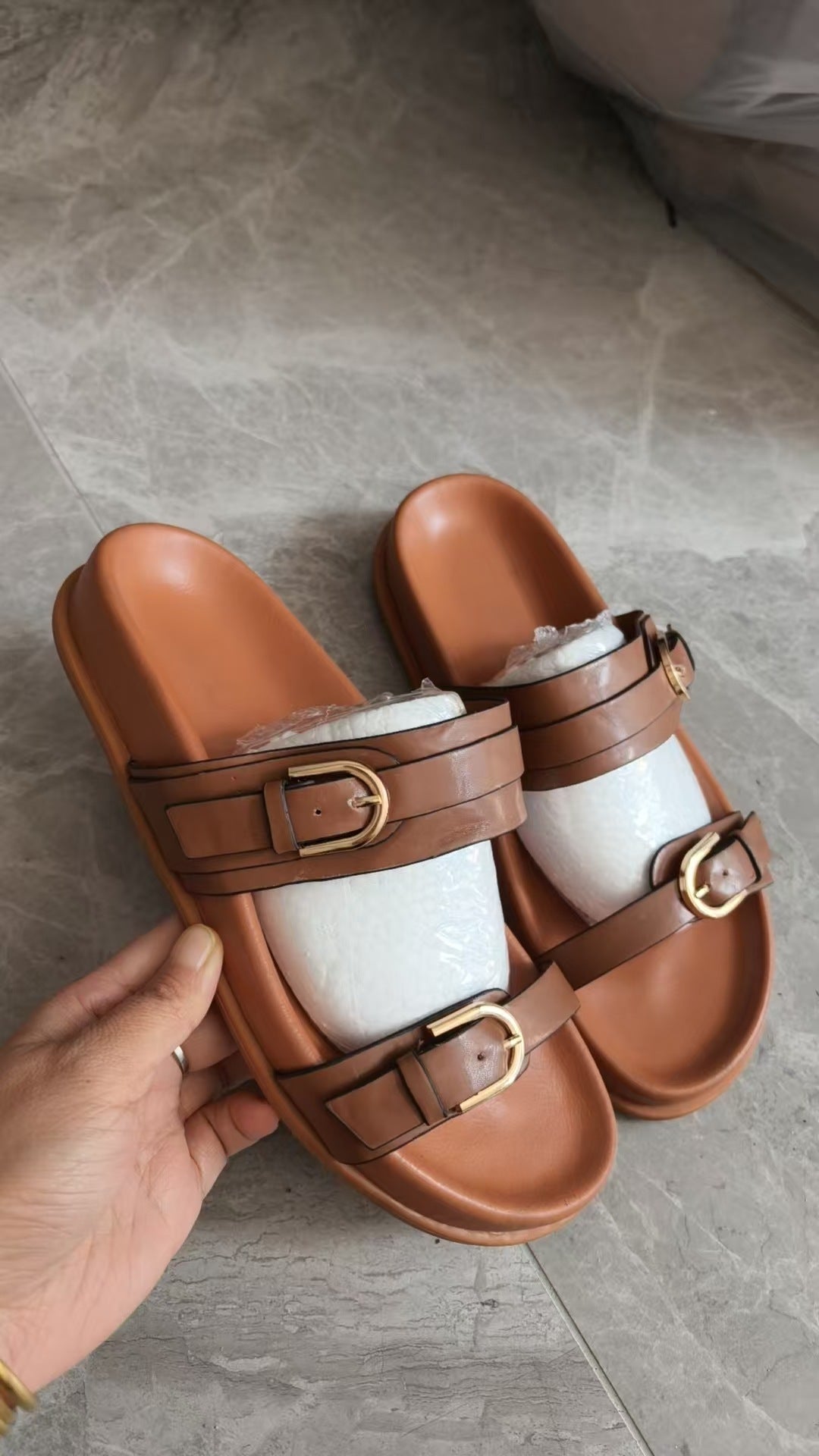 Fashionable non-slip, durable, and comfortable women’s shoes.