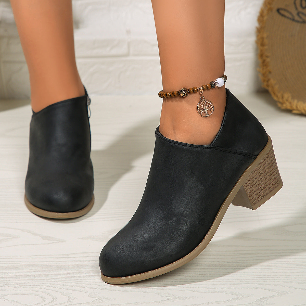 Women’s chunky-heel round-toe ankle boots with side zipper.