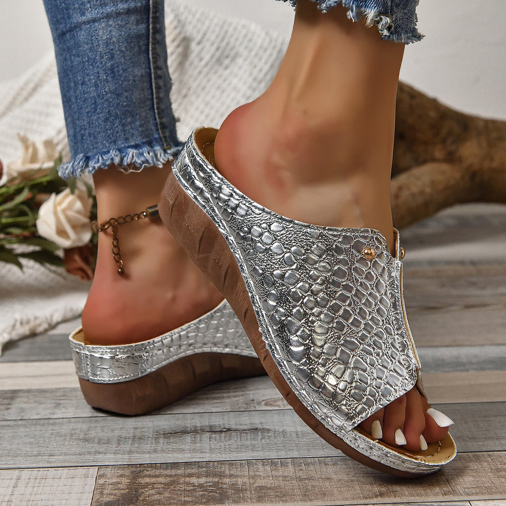 Women’s crocodile-pattern wedge sandals with thick sole and peep toe.