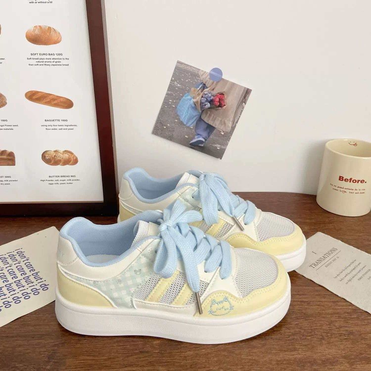 Women’s cute cat low-top white sneakers, soft sole, casual style (Spring 2026)