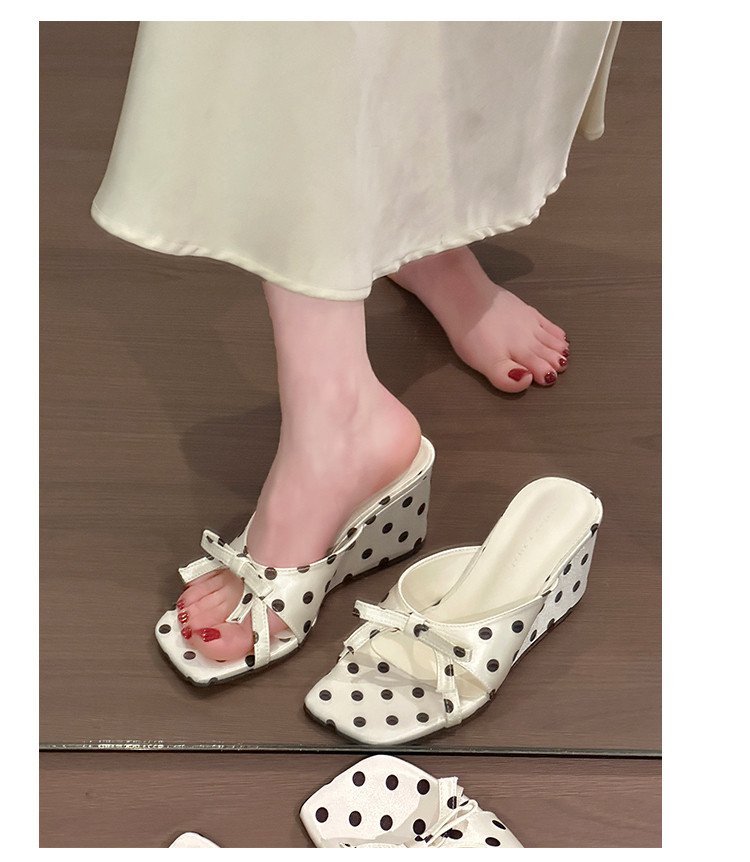 Vintage polka dot wedge slide sandals with satin bow (2026).