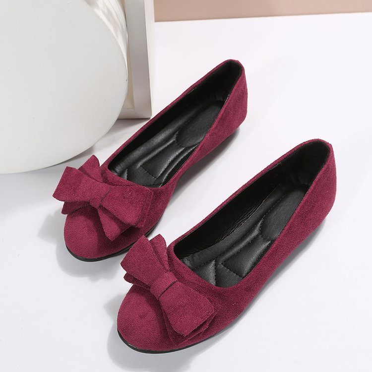 Women’s plus-size suede bow flats with round toe and rubber sole.