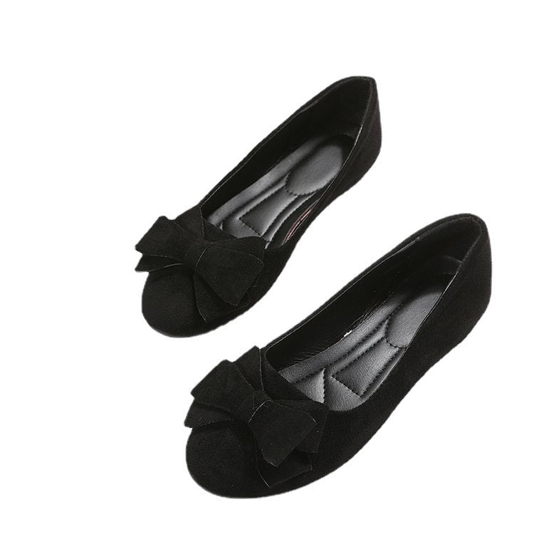 Women’s plus-size suede bow flats with round toe and rubber sole.
